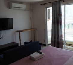 Номер Superior с балконом и с видом на город в Wilai Guesthouse