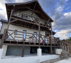 Коттедж Superior с балконом и с красивым видом из окна в Горки