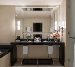 Номер люкс делюкс с 1 двуспальной кроватью в Four Seasons Hotel Moscow