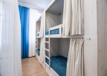 Кровать в женском номере c 2 двухъярусными кроватями и 3 односпальными (удобства на этаже) в Yes! hostel