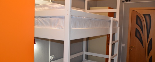 Двухъярусная кровать в общем номере для мужчин с 4 кроватями в Белый тополь