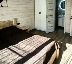 Шестиместный семейный коттедж с видом на реку в Лес и Горы