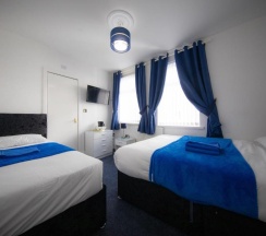 Трёхместный номер Superior в The Adonis Hotel