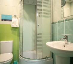 Четырехместный семейный номер с отдельным санузлом в Nice hostel