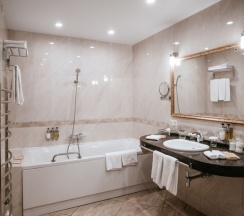 Номер Джуниор Сюит в Ring Premier Hotel