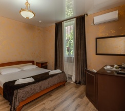 Номер стандарт с 1 односпальной и 1 двуспальной кроватью в Изумруд
