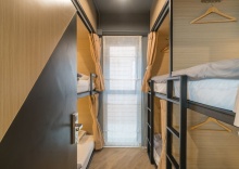 Кровать в общем номере с балконом и с видом на море в Sleep Box Patong - Hostel