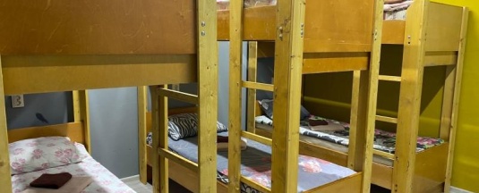 Кровать в 6-местном общем женском номере в Паркинг
