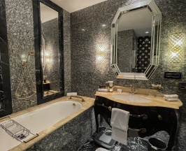 Mансардный номер Twin в The St. Regis Moscow Nikolskaya