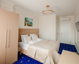 STANDART KING ROOM (с видом во двор) в Люмьер