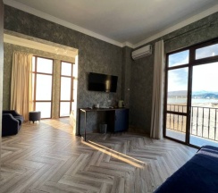 Двухместный люкс с балконом и с панорамным видом на море двуспальная кровать в Blacksea