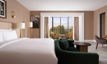 Двухместный полулюкс Executive с панорамным видом на горы двуспальная кровать в Swissotel Wellness Resort Alatau Almaty