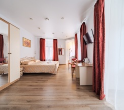 Видовая комната с эркером и балконом на Невский проспект в Октавиана