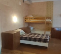 Кровать в общем номере (мужской номер) (общая ванная комната) в В городе N