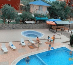 Двухместный номер Superior с балконом двуспальная кровать в Grand Guest House Kvariati