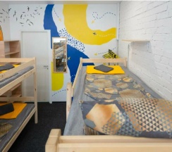 Кровать в 8-местном общем номере (Желтый) в Гости в гости