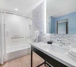Номер Standard в Cambria Hotel Austin Downtown