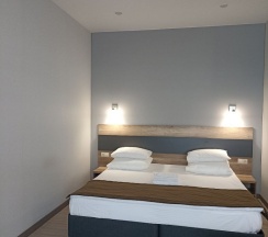 Студия (семейный) с одной двуспальной или двумя односпальными кроватями и диваном в Грэй