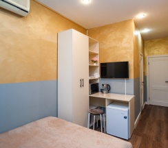 Двухместный номер с одной большой двуспальной кроватью и собственной ванной комнатой в Goldie Home