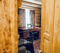 Особняк из вековых сосен в Gora Country Club