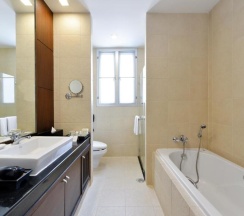 Люкс Deluxe с 2 комнатами с видом на город двуспальная кровать в Grand Asoke Suites Boutique Residence