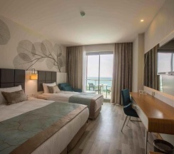 Трёхместный номер Standard с частичным видом на море в Hotel Xoria Deluxe