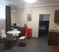 Двухместный семейный номер Economy Цокольный этаж с 2 комнатами двуспальная кровать в Радуга