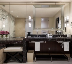 Номер Гранд Премьер Кинг в Four Seasons Hotel Moscow