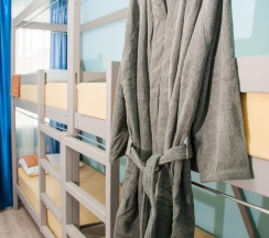 Кровать в 8-местном общем мужском номере Синий в Эко