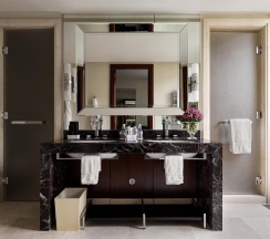Номер делюкс с 1 двуспальной кроватью в Four Seasons Hotel Moscow