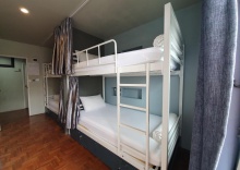 Кровать в общем номере с балконом в The August Hostel