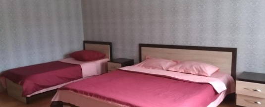 Номер стандарт с 1 односпальной и 1 двуспальной кроватью в Посейдон