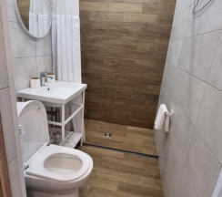 КУО: Коттедж у озера с 3-мя спальнями 120 м2 в Ромашка
