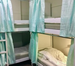 Кровать в 8-местном общем номере в Pasternak