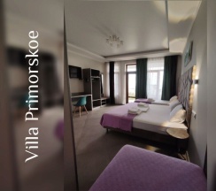 Четырёхместный номер Superior с балконом и с красивым видом из окна в Villa Primorskое