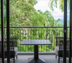 Четырёхместный номер с балконом и с видом на сад в Phuket Marriott Resort And Spa, Nai Yang Beach