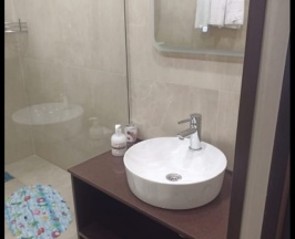 Трехместный номер с двуспальной и односпальной кроватями в Аякс