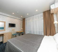 Стандартный номер с двуспальной и 2 односпальными кроватями в Бригантина