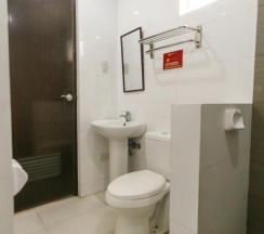 Кровать в общем номере в OYO 842 City Smiles Apartelle (Vaccinated Staff)