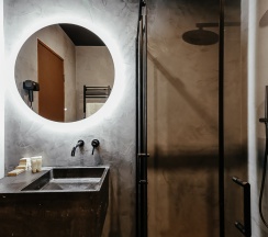 Двухместный номер Супериор с балконом и с видом на горы двуспальная кровать в Moon2