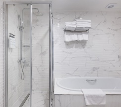 Апартаменты для 5 гостей в V Hotel&Rooftop lounge