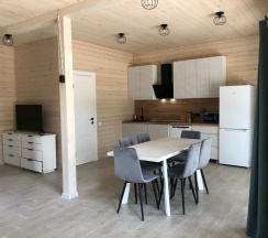 Коттедж с 3 комнатами с балконом и с красивым видом из окна в Лазурный берег