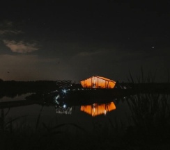 День в Ostrov Camp в Остров Кемп