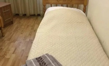 Кровать в общем номере с балконом в Четыре сезона