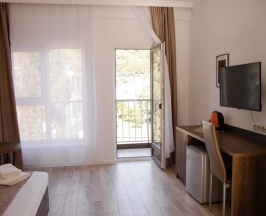 Трёхместный номер Deluxe с балконом и с видом на горы в Талион