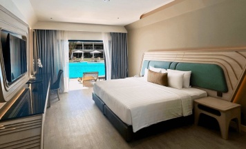 Двухместный номер Amora Grand с видом на бассейн двуспальная кровать в Amora Beach Resort Phuket