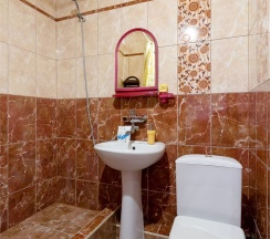 Улучшенный трехместный номер с балконом в Guest house city center