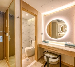 Двухместный номер Premium с балконом и с видом на город двуспальная кровать в Holiday Inn Resort Phuket by IHG
