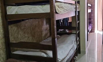 Кровать в мужском номере с 3 двухъярусными кроватями и 1 односпальной кроватью (общие удобства) в Русь