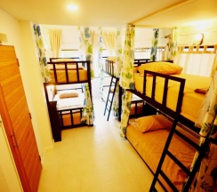 Кровать в общем номере с балконом и с красивым видом из окна в Early Bird Hostel Ayutthaya